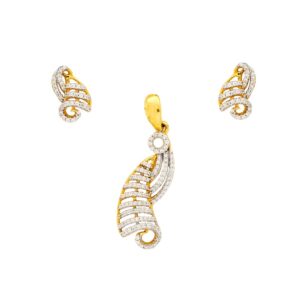 Sea shell shaped alluring 18kt pendant set