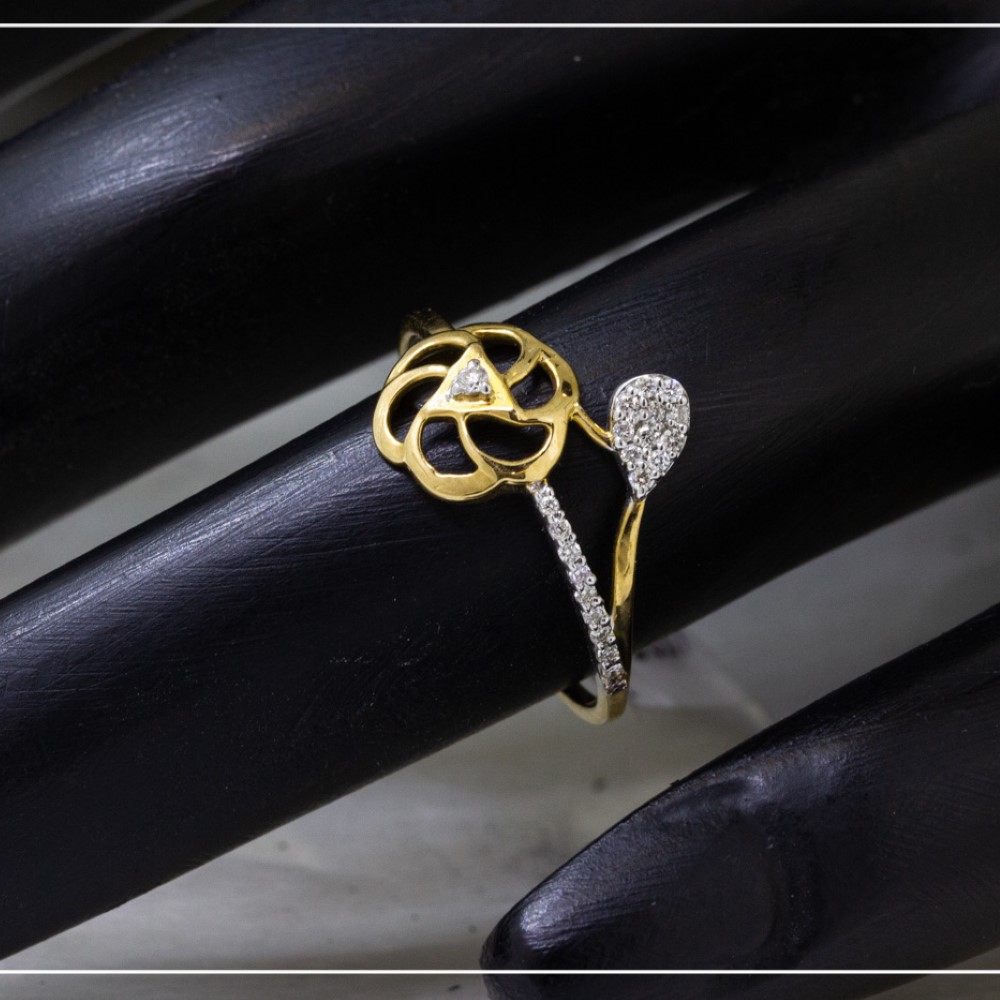 18K Yellow Gold Flower & Bud Diamond Ring