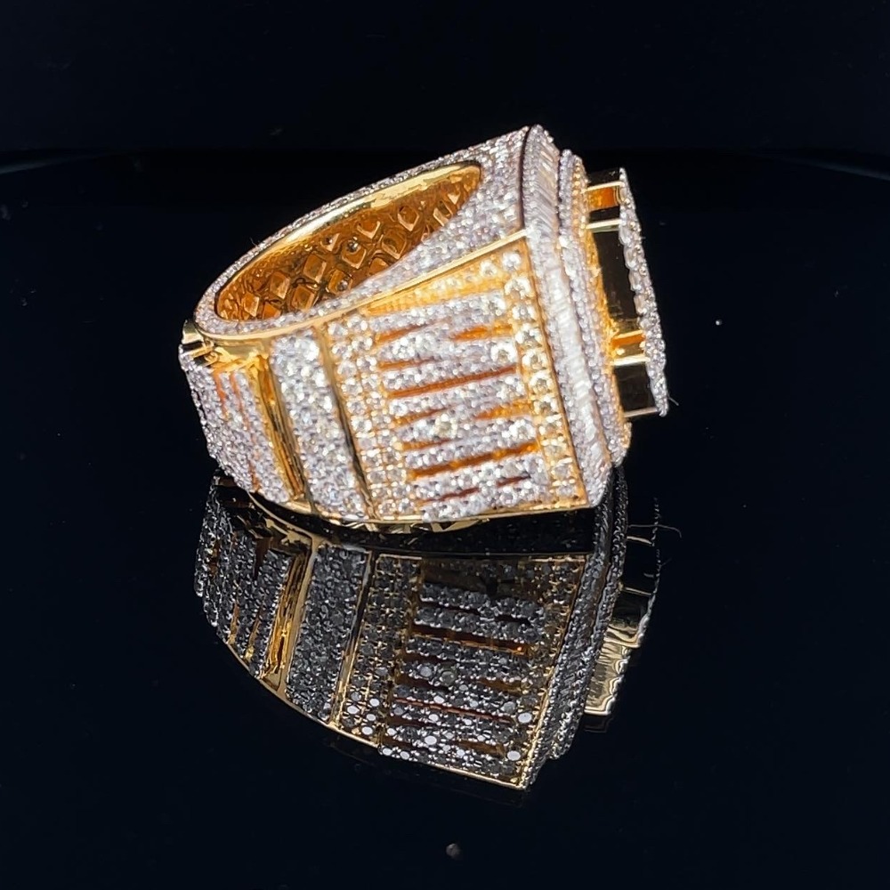 10 kt  gold with natural vs  diamond men's ring  .