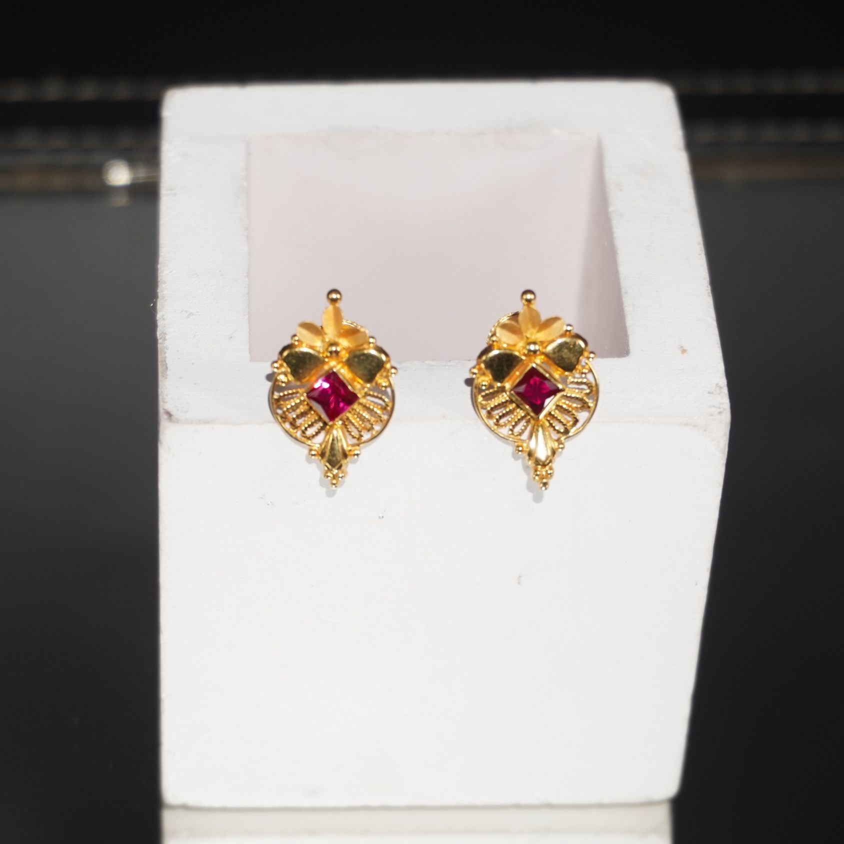 22k Gold Gorgeous Earrings 10R786