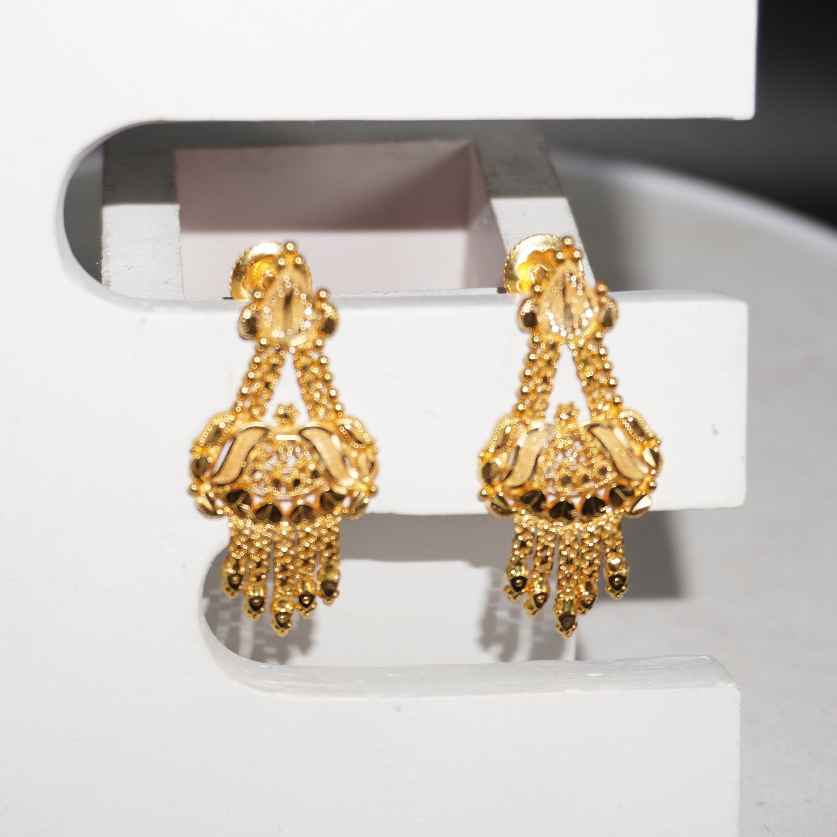 22k Gold Dazzling Earrings 7R457