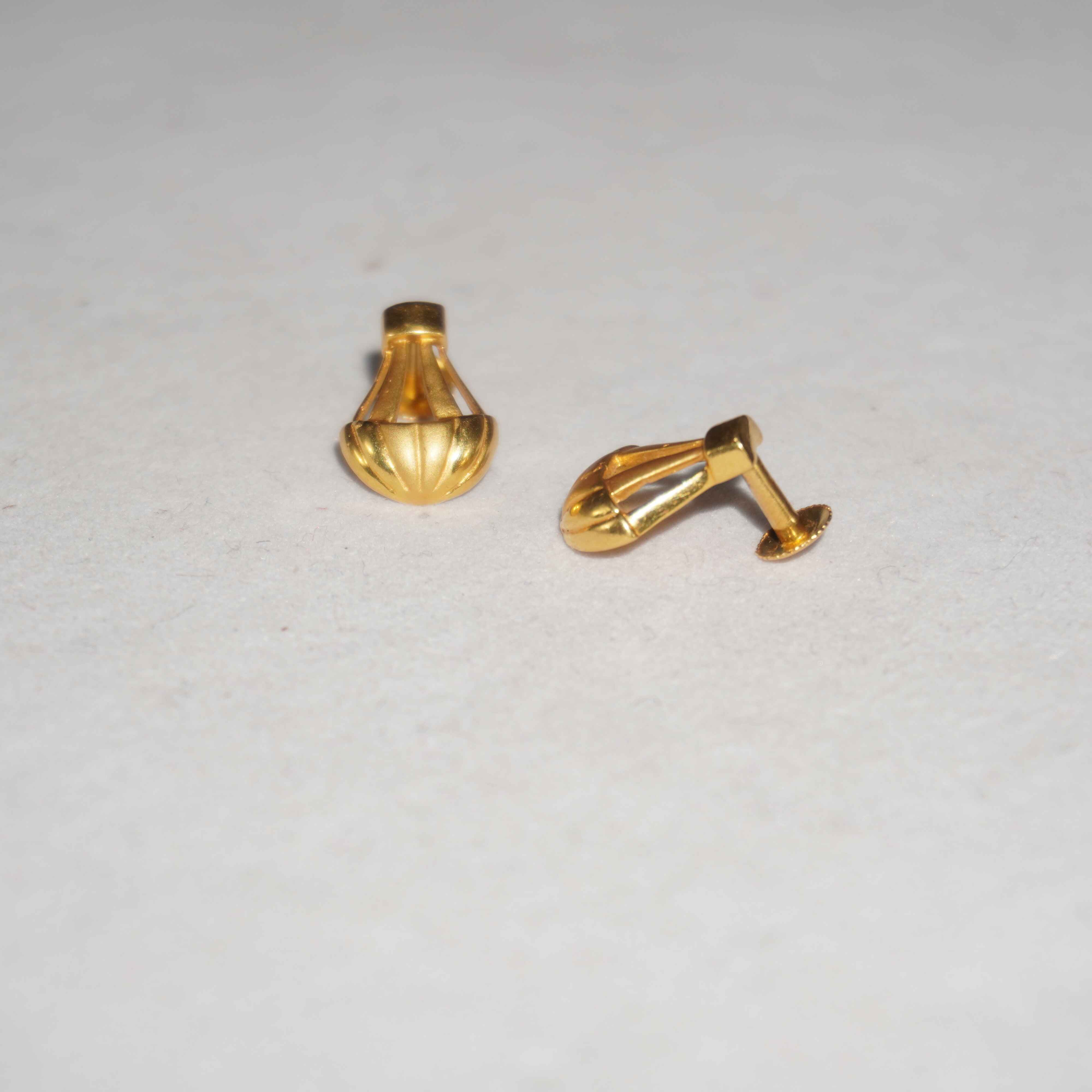 916 Gold Stylish Earrings