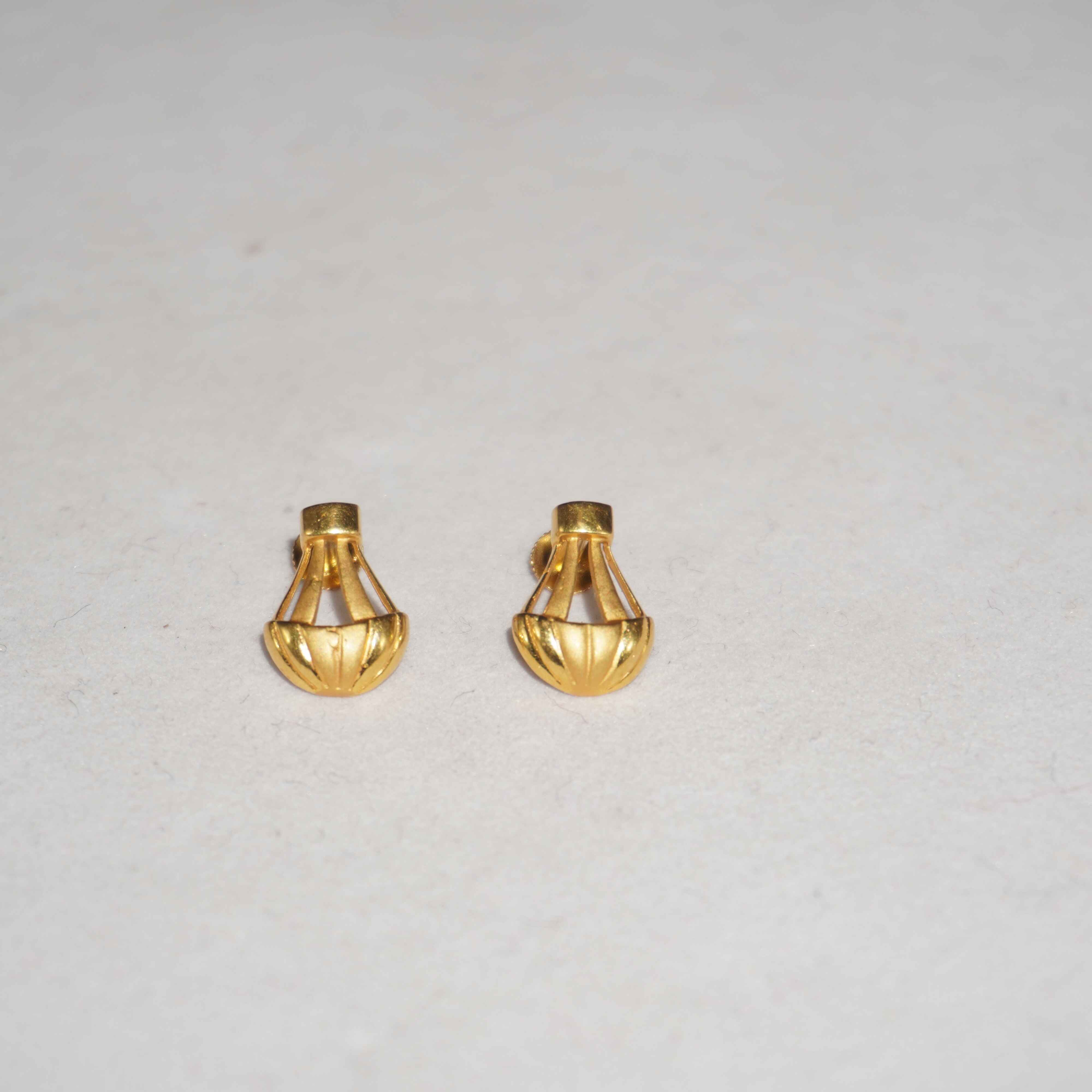 916 Gold Stylish Earrings