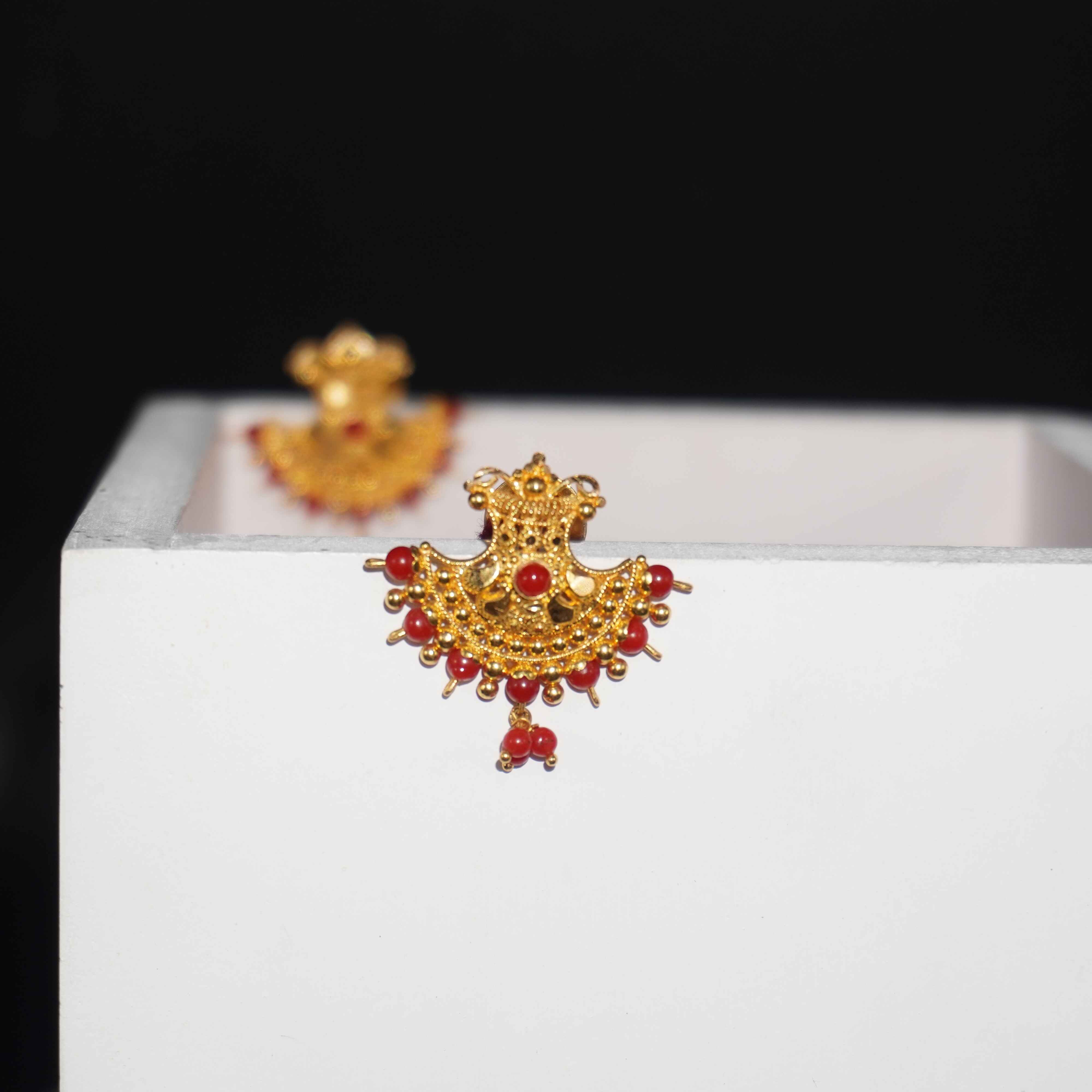 916 Gold Stylish Earrings