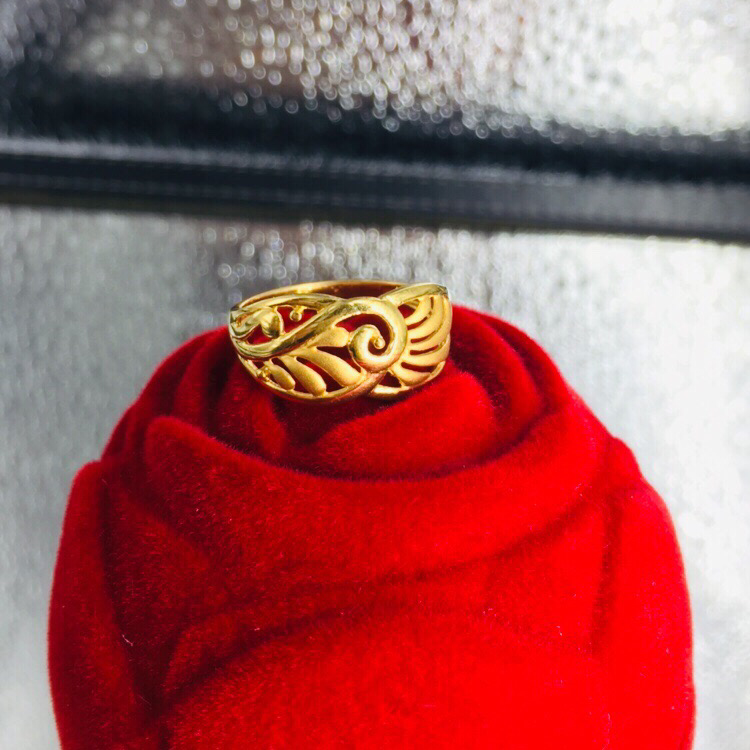 Gold Ladies Stylish Fancy Ring