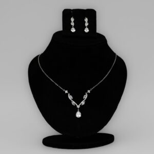 Silver elegant neckline with drop earrings