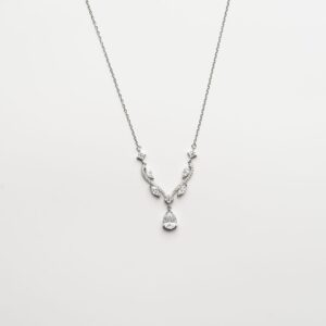 Silver elegant neckline with drop earrings
