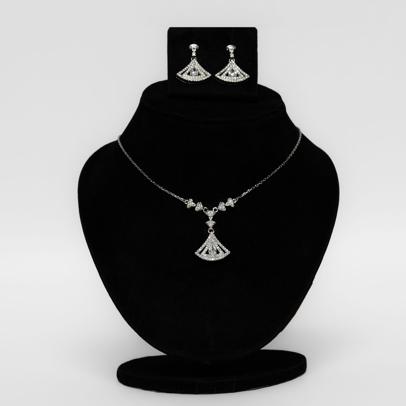 Silver umbrella neckline with earrings