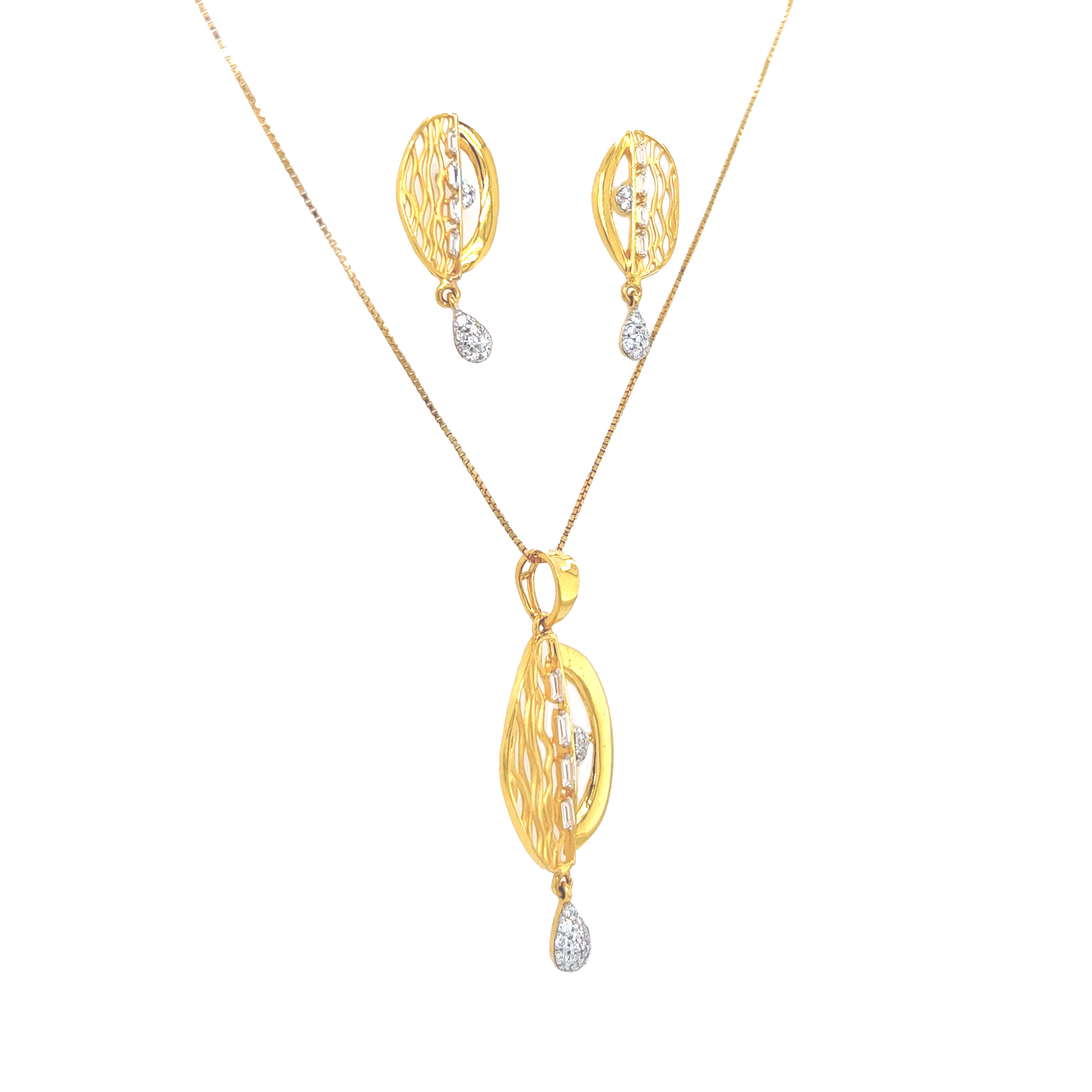 Vaani Diamond And Pearl Pendant Earrings Set
