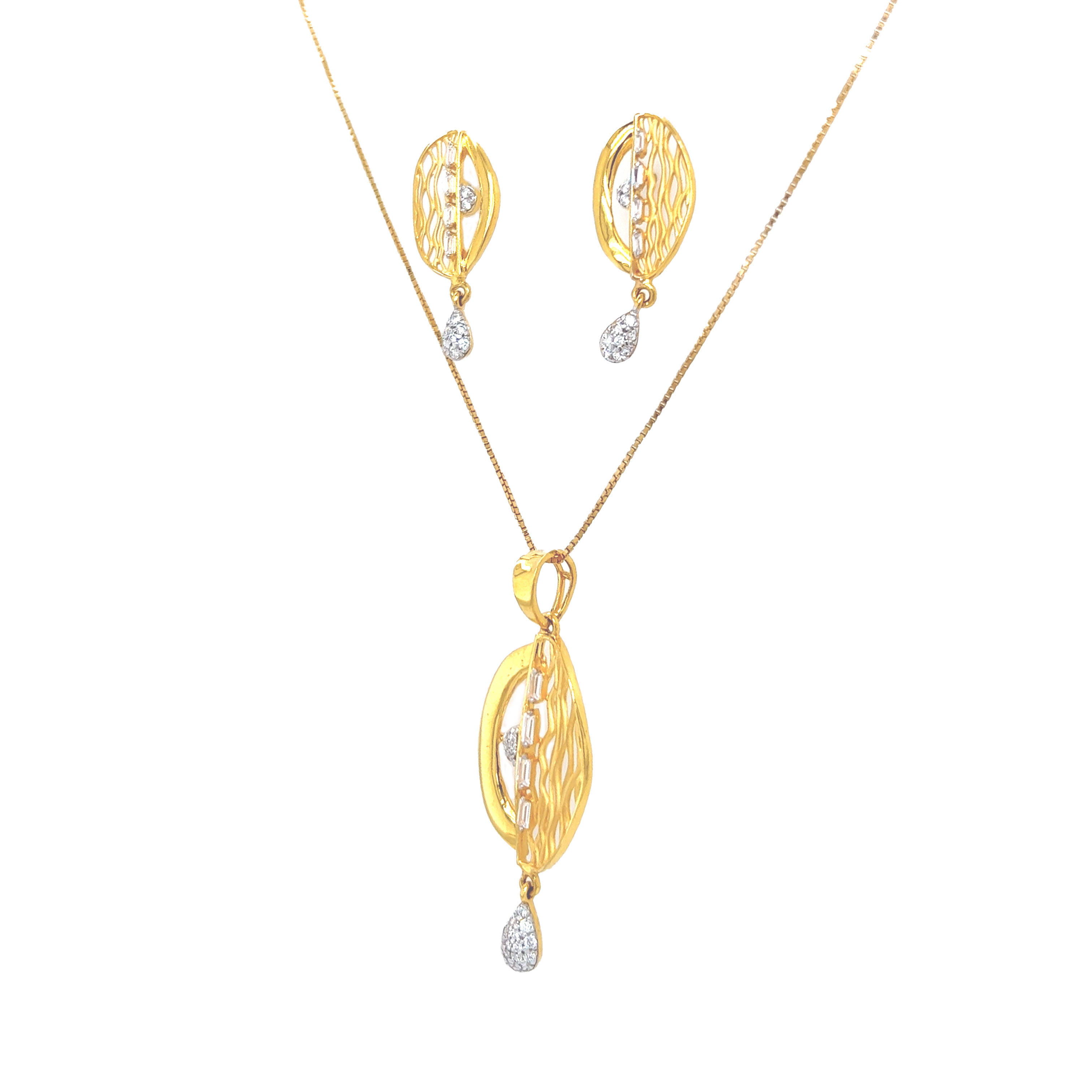 Vaani Diamond And Pearl Pendant Earrings Set