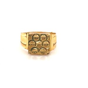 Striking gold ring