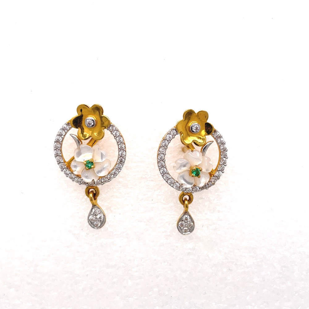 Delicate floral hanging earring