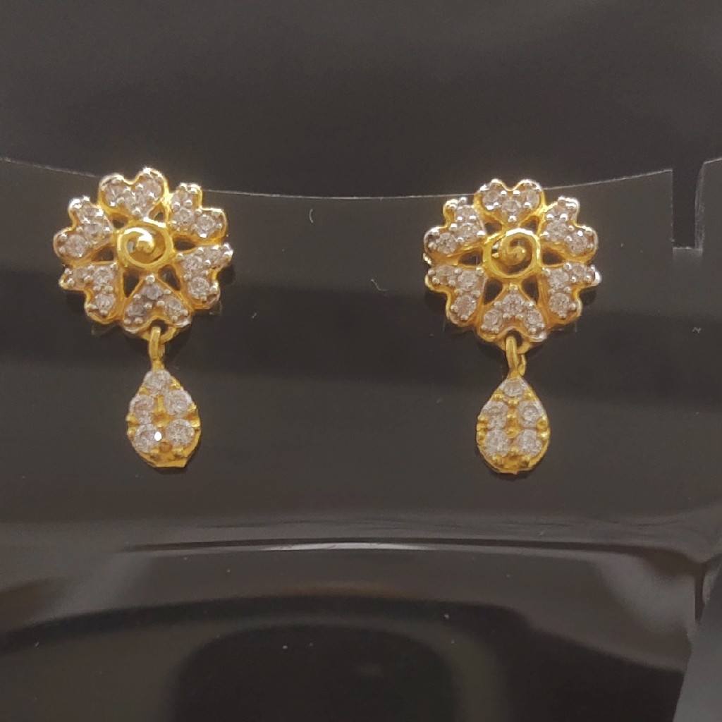 916 HM CERTIFIED GOLD ROUND FANCY DIAMOND LADIES EARRINGS