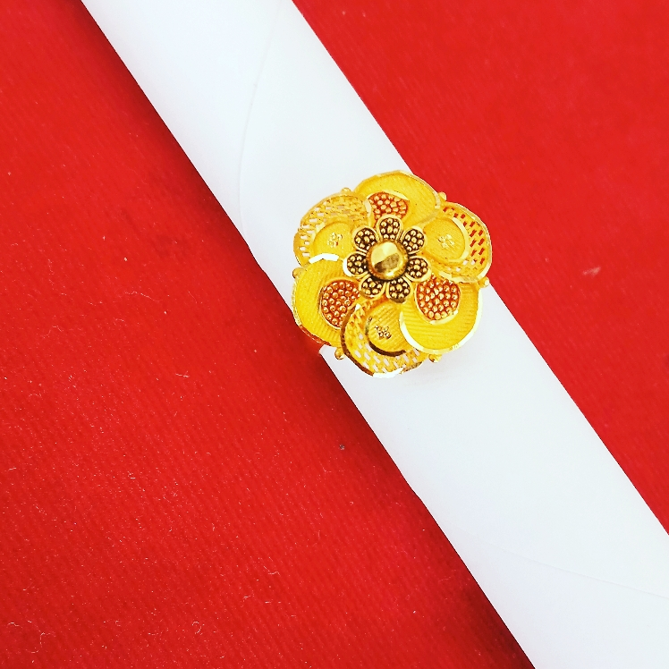 Gold fancy ring design