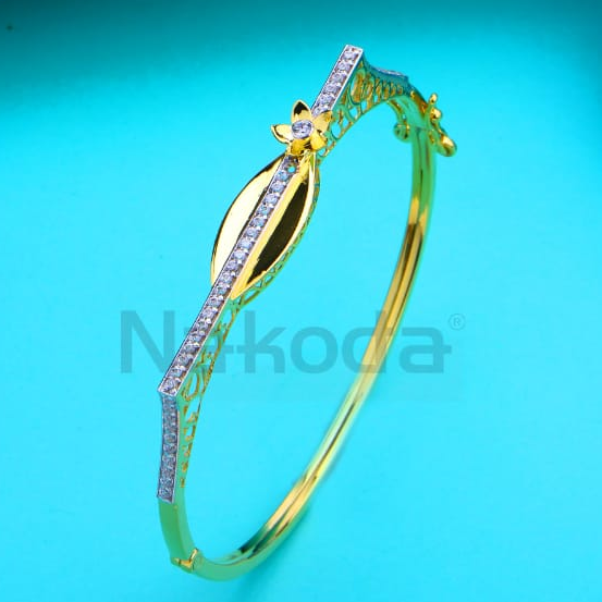 750 Gold Hallmark Ladies Classic Kada Bracelet LKB238