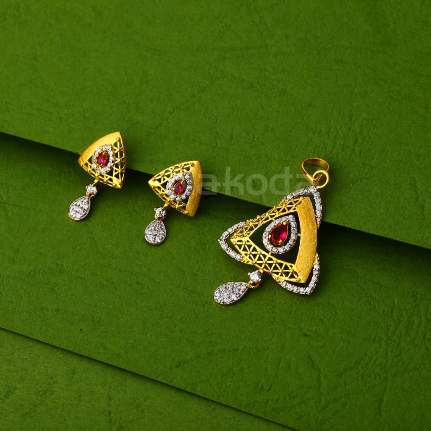 22KT Gold Ladies Stylish Pendant Set FPS418