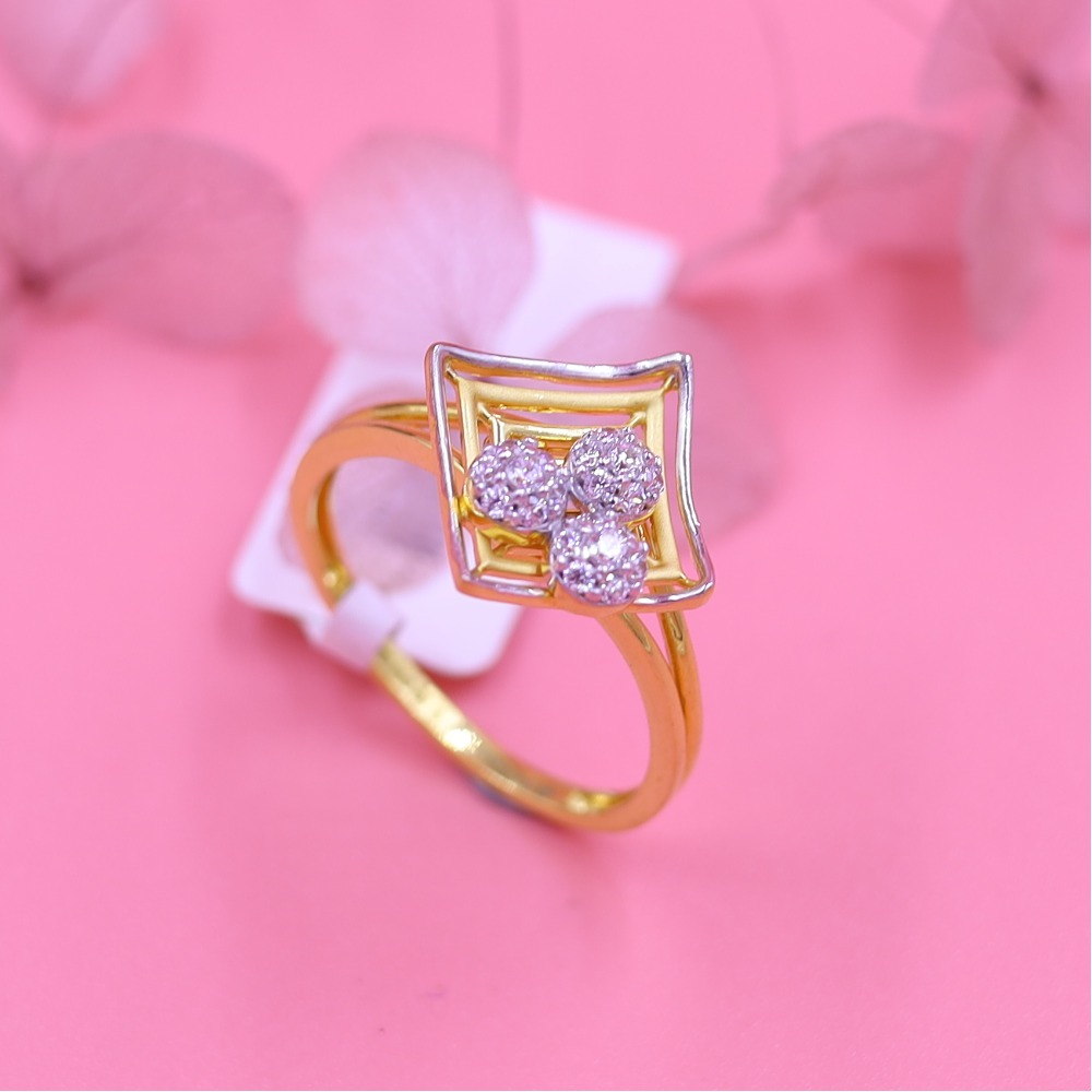 Charming 22 karat yellow gold floral ring