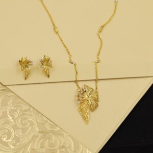 Sophisticated lariat pendant with chain