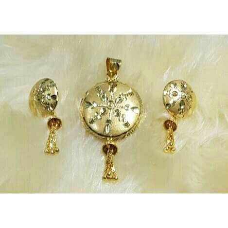 18KT Gold Designer Pendant Set
