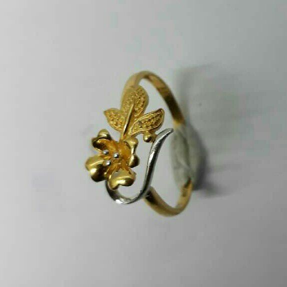 22KT Gold Ladies Handmade Flower Shaped Ring - Image 2