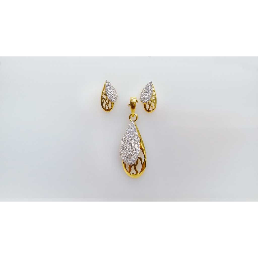 22KT Attractive Gold Ladies Pendant Set