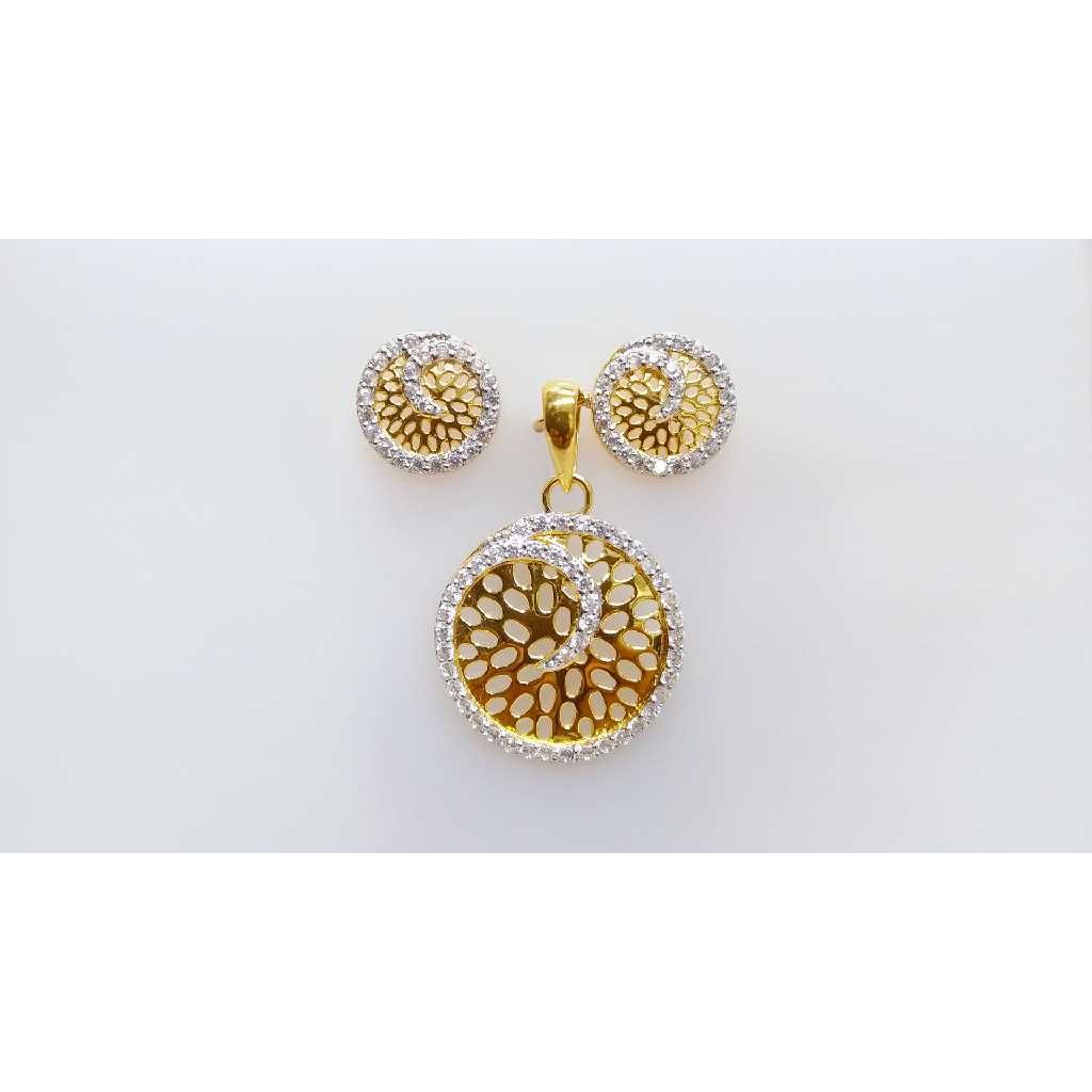 Attractive 916 Gold Ladies Pendant Set