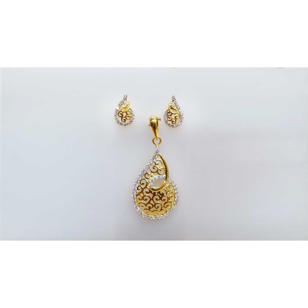 Delicate 916 Gold Ladies Pendant Set
