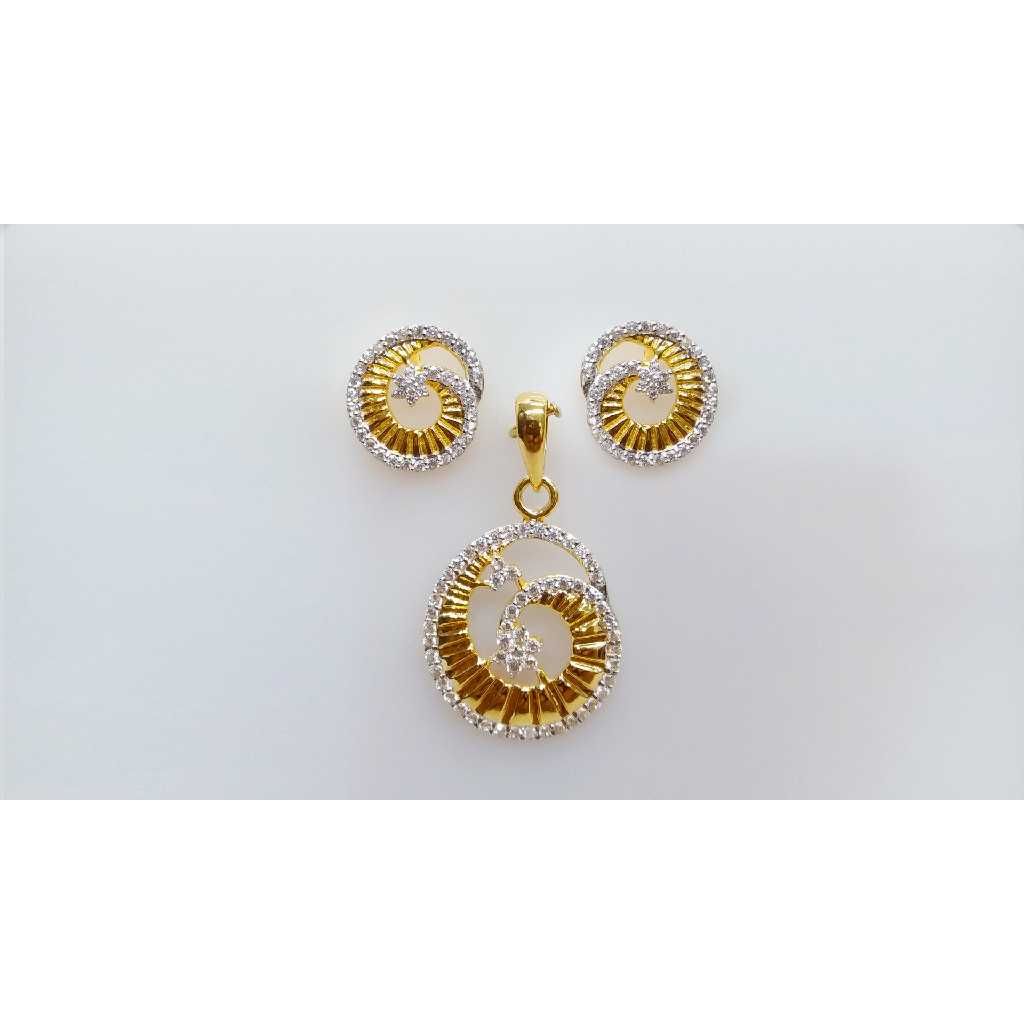 916 Gold Contemporary Style Ladies Pendant Set