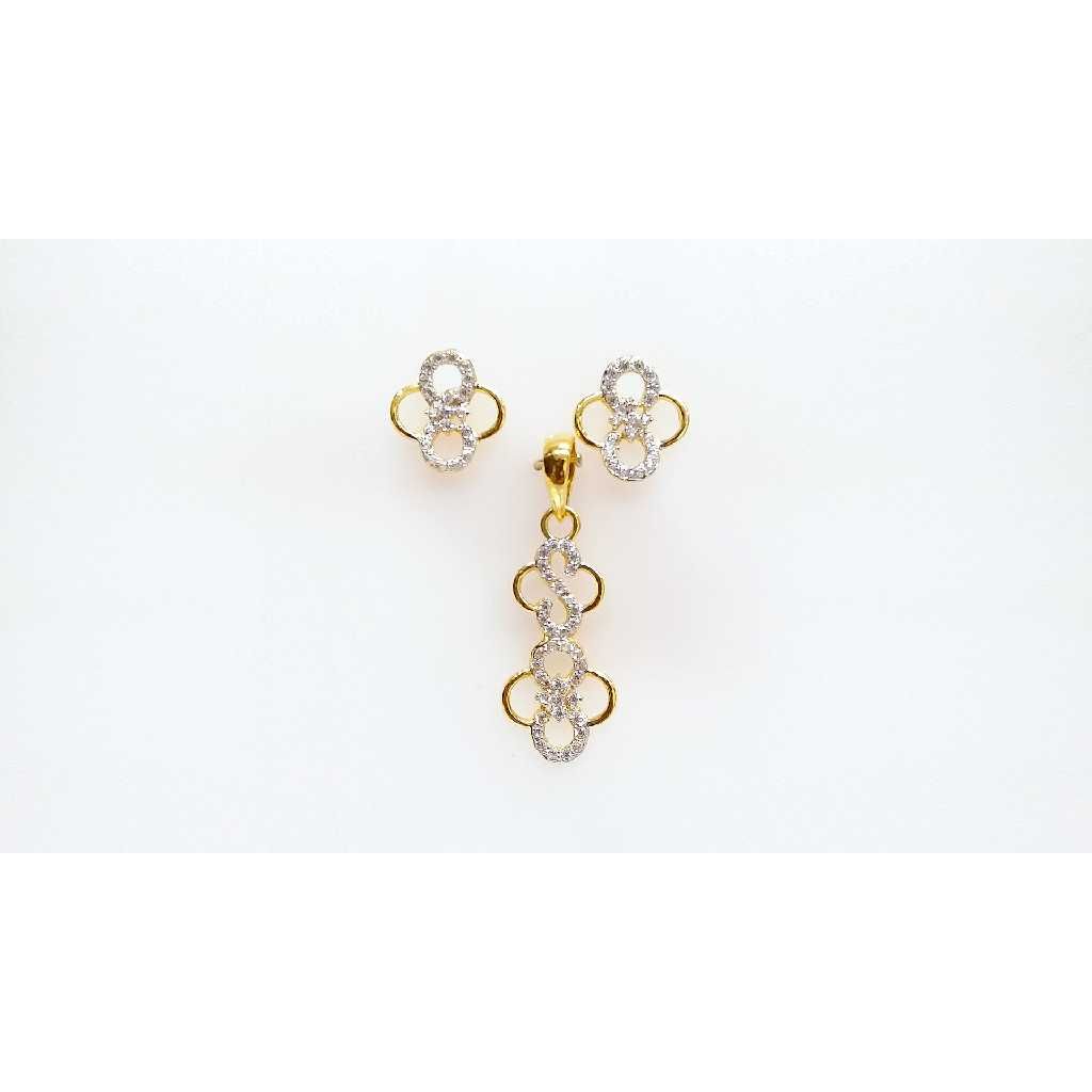 Flower Pattern Gold Pendant Set