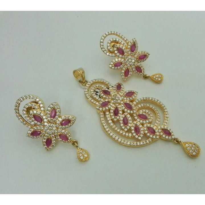 22KT Yellow Gold Ladies Studded Diamond Special Pendant Set