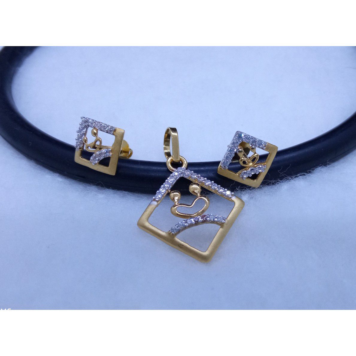 18 Ct Gold Fency Pendant Set