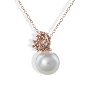 Rose gold-plated silver necklace with pearl and crown charm.