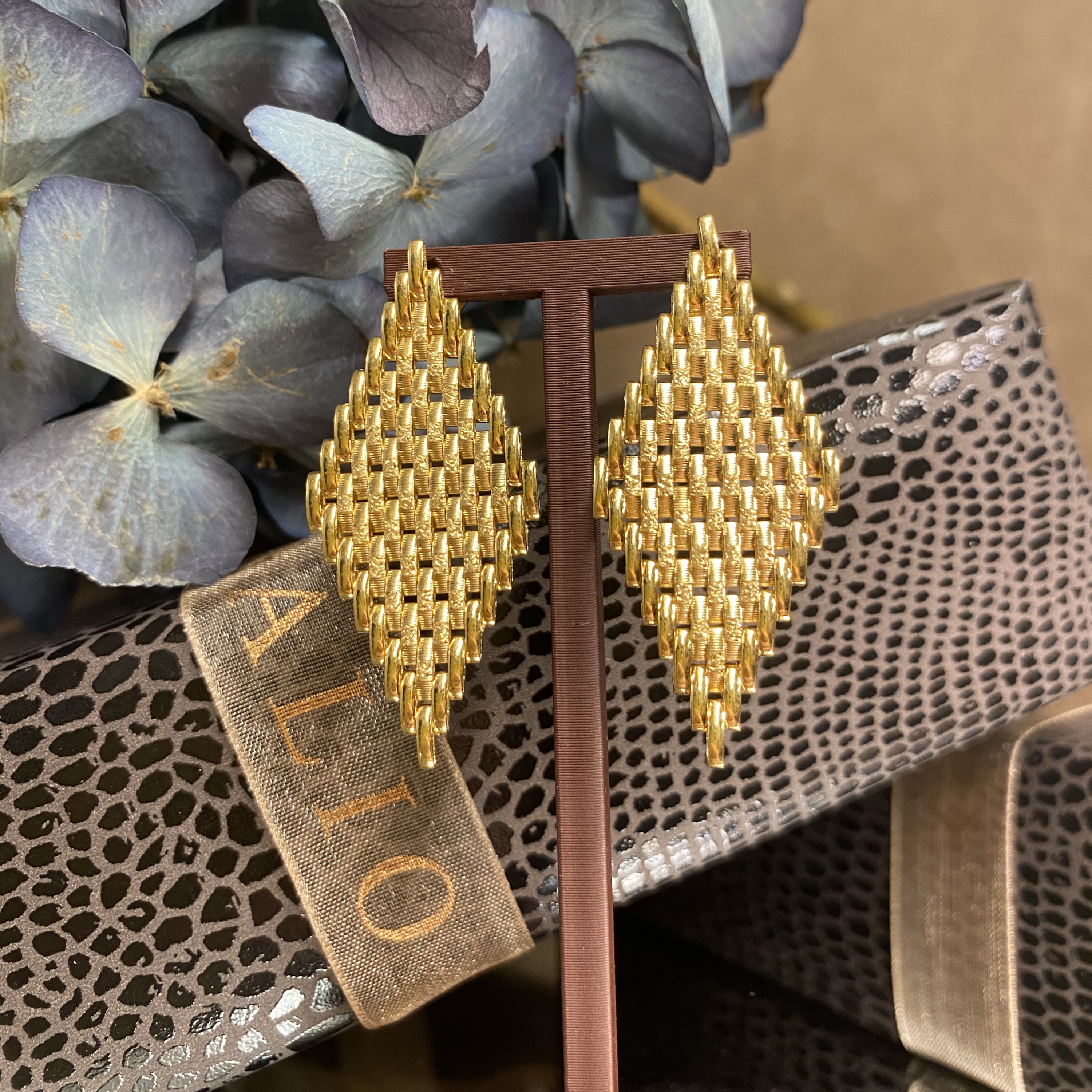 Pre-owned 18ct Yellow Gold Mesh Kite Drop Earrings