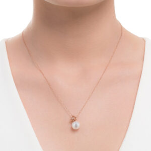 Rose gold-plated silver necklace with pearl and crown charm.