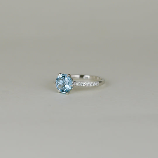 9ct White Gold 2.19ct Round Blue Topaz and Diamond Ring - Image 2